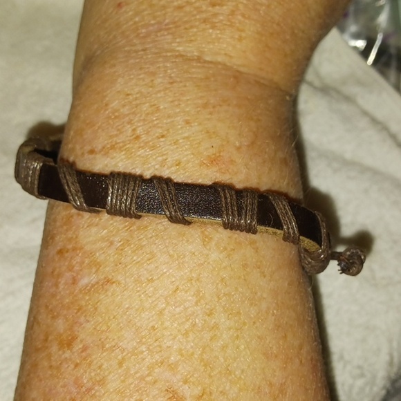 Handmade Leather Unisex Bracelet - Picture 2 of 4